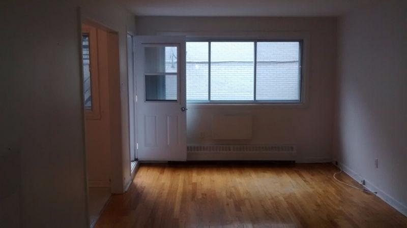 Lachine 1 bedroom Heat Hotwater fridge and Stove Included