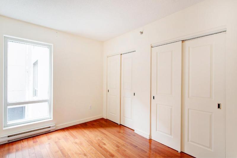 2 bedroom, balcony, between Old Port and Downtown