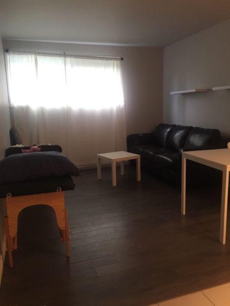 ***URGENT*** 1JUILLET, 2 1/2 STYLE CONDO!