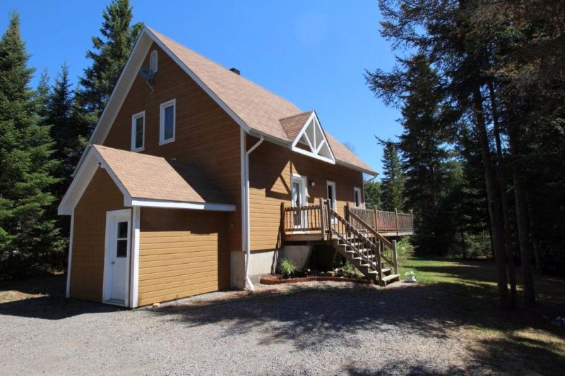 ST-DONAT : Maison bord d'eau avec garage + accès lac Archambault