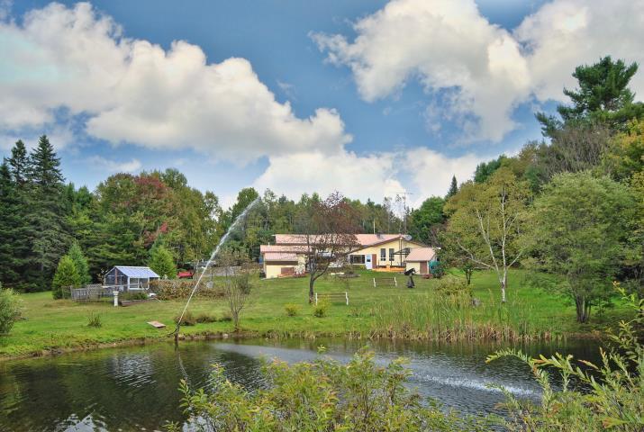 WOW SUPERBE MAISON, GRAND TERRAIN, ÉTANG, ACCÈS LAC