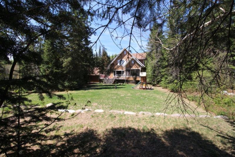 ST-DONAT : Maison bord d'eau avec garage + accès lac Archambault