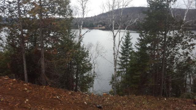 terrain bord du lac cameron (navigable)
