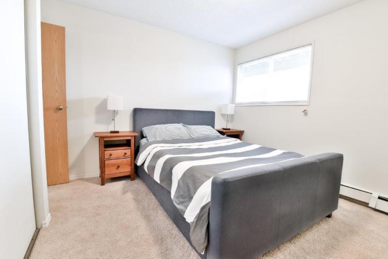 Main floor, like-new 2 bedroom! On-site fitness, in-suite laundr