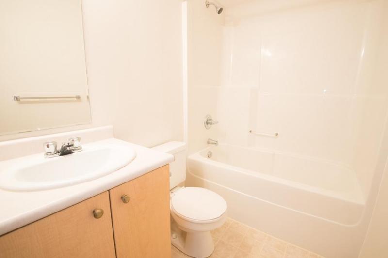 Pet Friendly Beautiful 2 Bedroom w/ Insuite Laundry Avail NOW!!