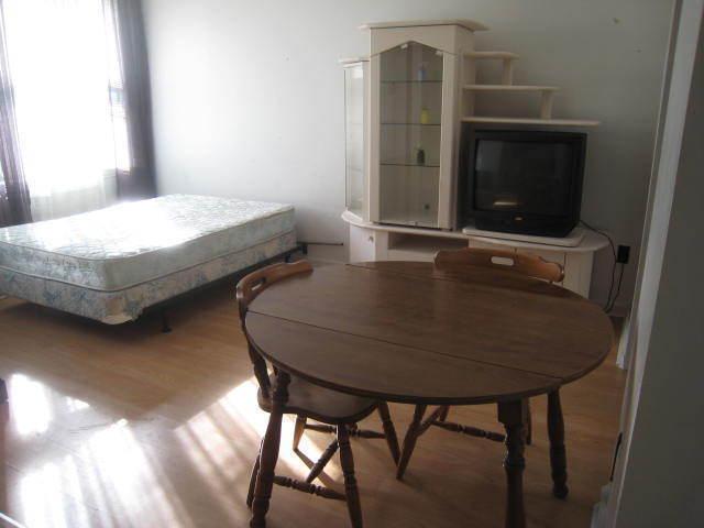 ABORDABLE - STYLE LOFT MEUBLÉ, CHAUFFÉ-ÉCLAIRÉ !