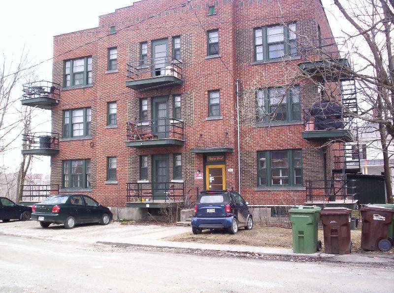 124 FIRMIN CAMPBELL, SHERB. SEMI-MEUBLÉ, CHAUFFÉ & EAU CHAUDE