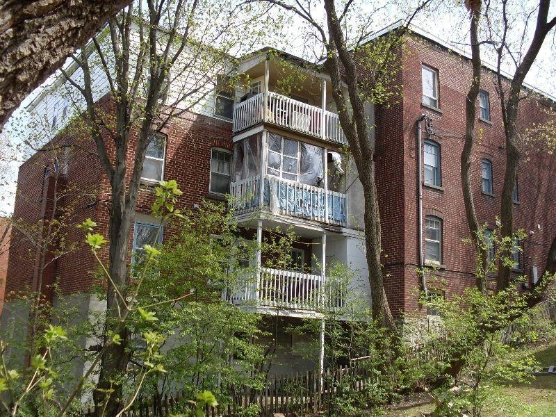 11 LOGEMENTS TOUT BRIQUE PRES DU LAC DES NATIONS!