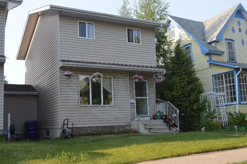 Newly renovated 4 bed duplex close to U of S University!!