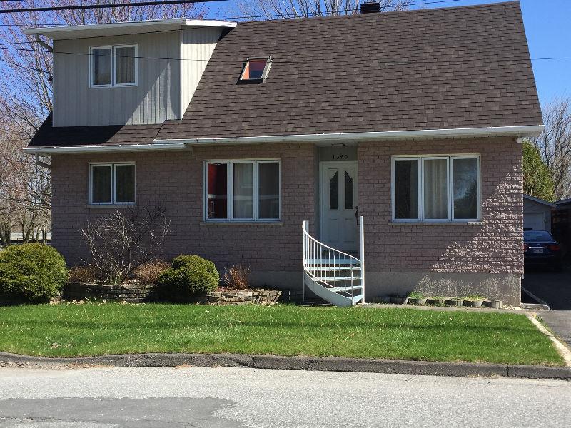 Maison à vendre avec grand terrain à Acton Vale