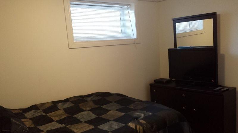 FURNISHED BACHELOR APARTMENT-THICKWOOD-$1099-780-742-6039