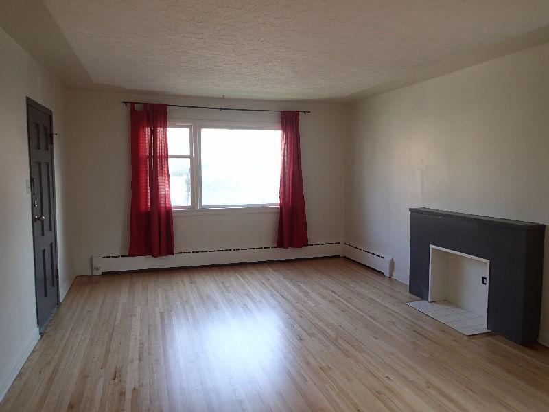 HUGE TWO BEDROOM APT (1000 sq ft) IN BANKVIEW AVAILABLE AUG 1