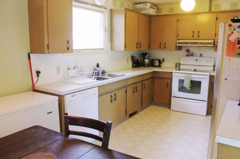BRIGHT SPACIOUS SUITE MINUTES FROM UNIVERSITY