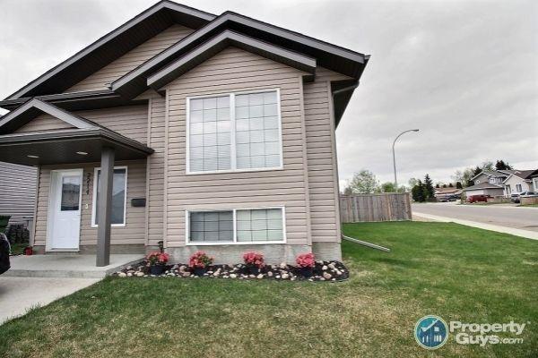 Great value in this Sask side 1024 sq ft bi-level