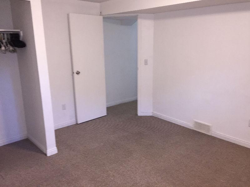 Spacious 1Bed + Den Lower Level Huntington July 1