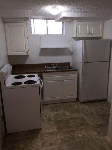 Spacious 1Bed + Den Lower Level Huntington July 1
