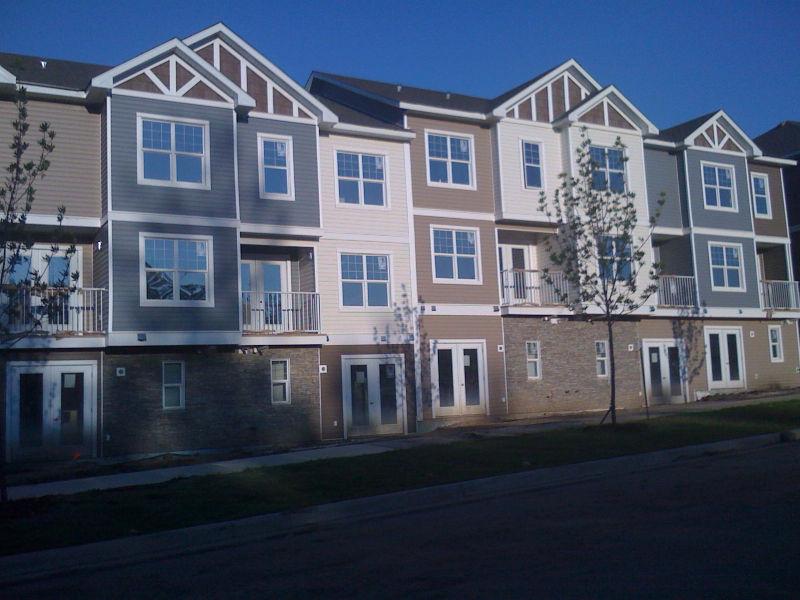 Executive 3bd/3.5bath Townhouse in Riverstone Available Aug 1st!