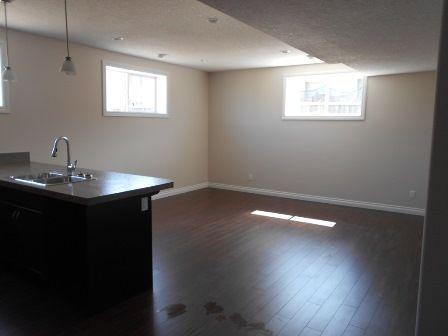 #3202 Gorgeous 2 Bed Lower w/ Garage! $1150 Available Now