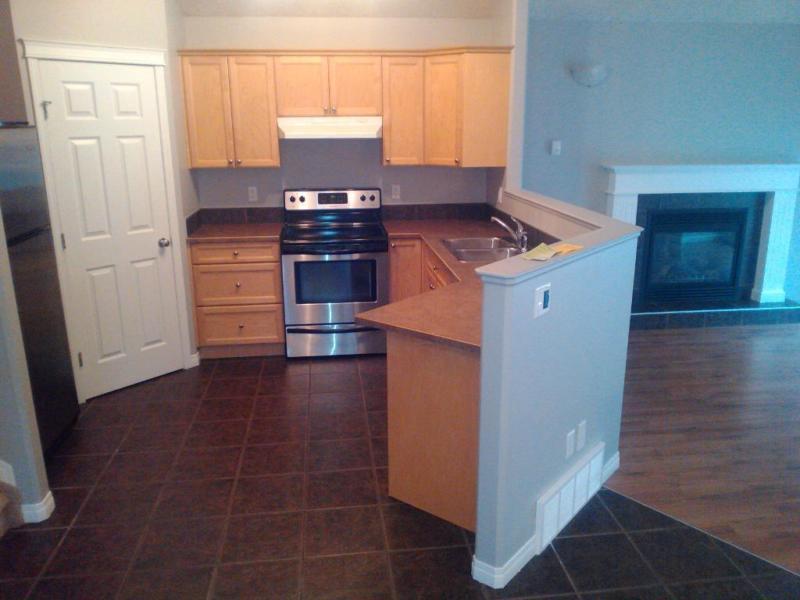 7109 - 114A ST 3 BED 1 BATH UPPER SUITE AVAIL NOW! INCLUDE WATER