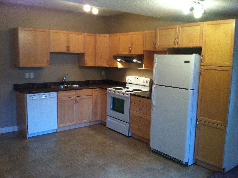 Available Immediately! Bright and Beautiful 2 Bedroom