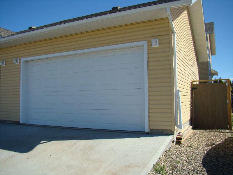 AVAILABLE IMMEDIATELY!! FIRST MONTHS RENT $850.00!!