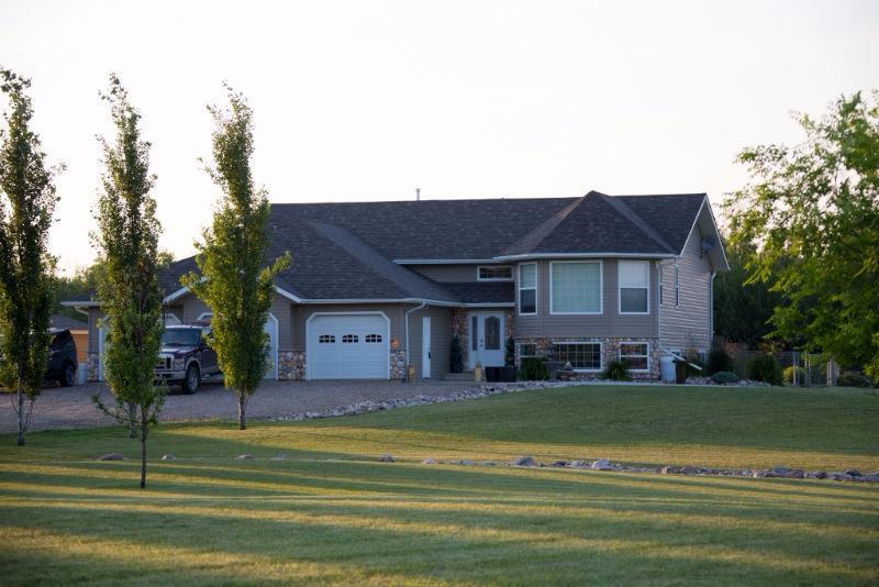 Large Executive/Family Acreage for Rent in Bonnyville