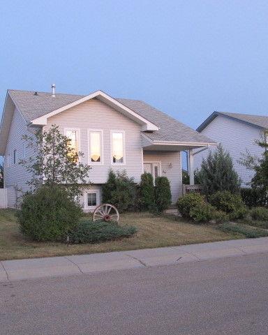 Clean Spacious home in East Blackfalds with Double Heated Garage