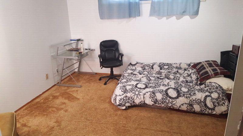 Located in Pineridge NE **vacant room AVAILABLE NOW **