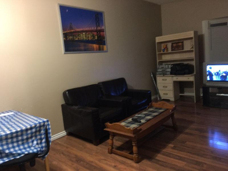 Main Floor Room/5 mins Walk to Franklin Ctrain/9 mins to Downtow