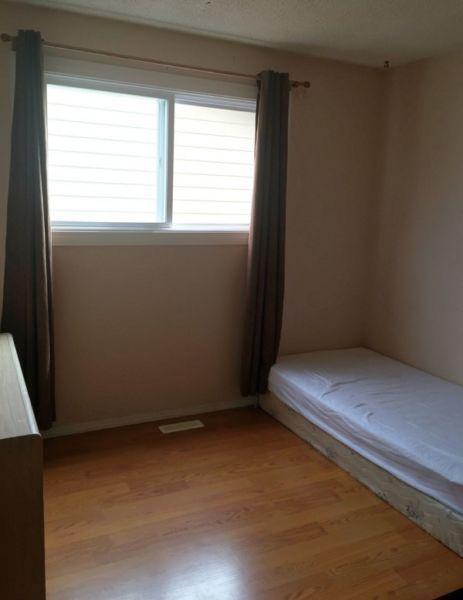 Move in ASAP: Room in Whitehorn NE Front Ctrain/Bus Stops