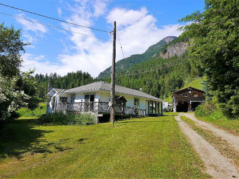 2 bdrm on 11.39 beautiful acres Slocan Park BC 197652