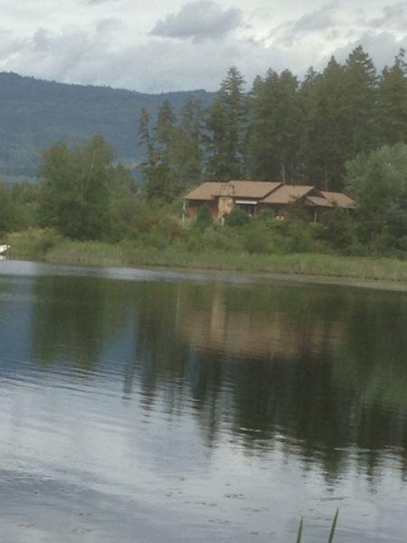 Beautiful, Quiet, private lake front home