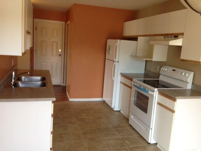 $1550 Large suite in triplex 3 bedroom. Available Aug 1st