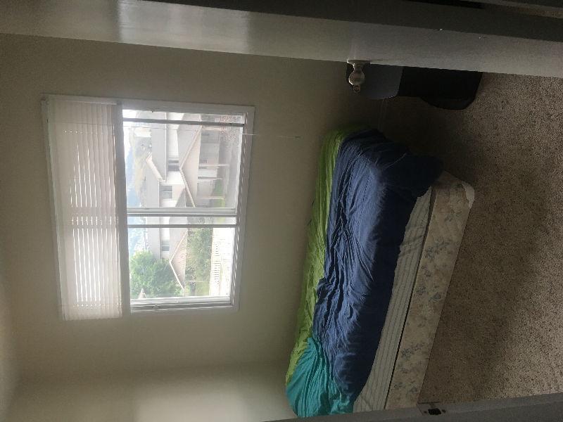 Room available in town house for $450 included utilities