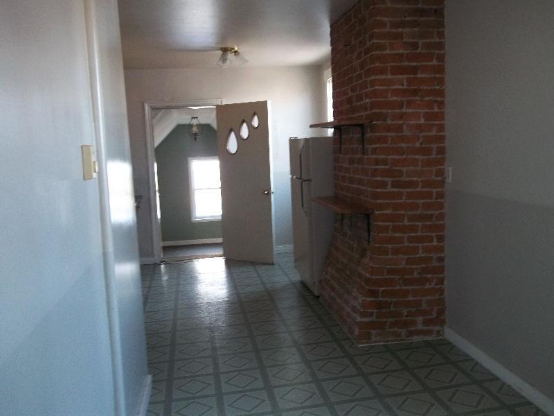 AVAILABLE SEPTEMBER 1ST. 1 LARGE BEDROOM APT