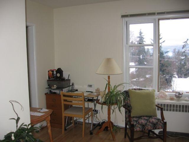 East Hill Great Location! Top floor corner unit. Aug 1st