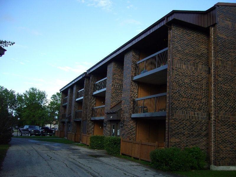 EXECUTIVE 1 BR IN BEAUTIFUL SOUTH ST. VITAL - AVAIL. SEPT 1ST