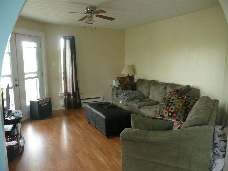 Wow $930! Bright Large 3 Bdr with Dishwasher - Avail Sept 1