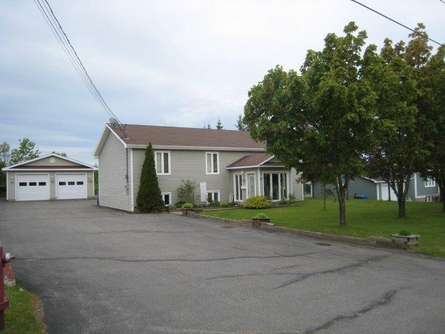 caraquet= duplex avec revenue