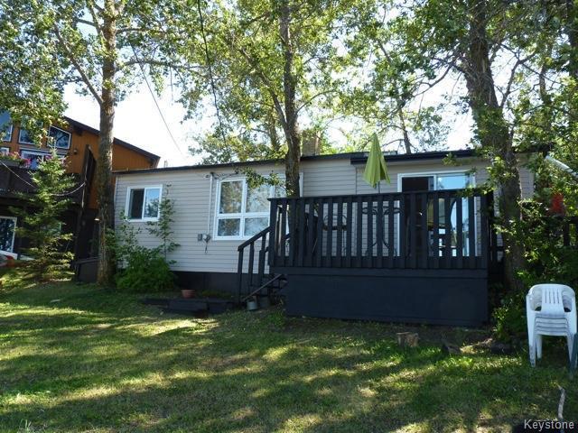 3 Br lakeside cottage in the popular resort town of Sandy Lake!