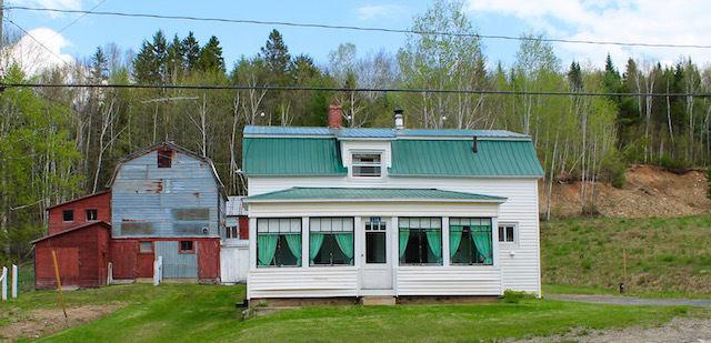 CHARMING COUNTRY HOME CLOSE TO THE MIRAMICHI RIVER!
