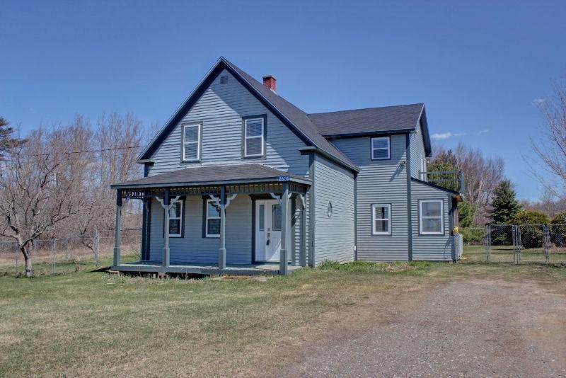 Gorgeous Home Between  and Oromocto!