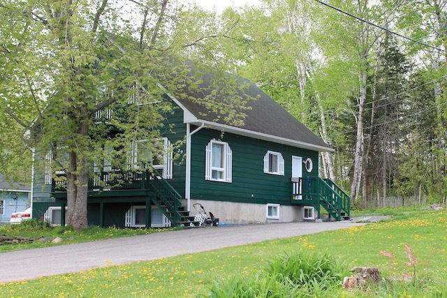 SPACIOUS CHALET STYLE HOME ALL LEVELS FINISHED/INCOME POTENTIAL