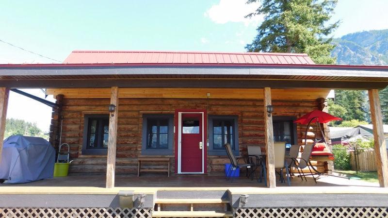 SEMI-LAKESHORE LOG HOME