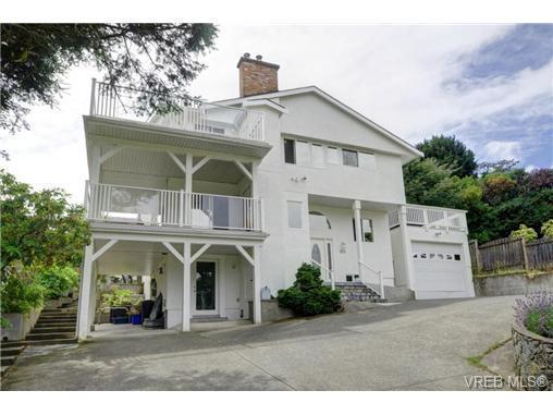 Home with breathtaking views of the city & Esquimalt harbour