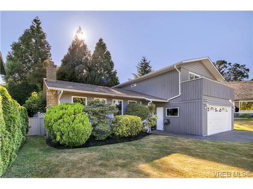 Maple Cabs and overlooks a large family room which opens out