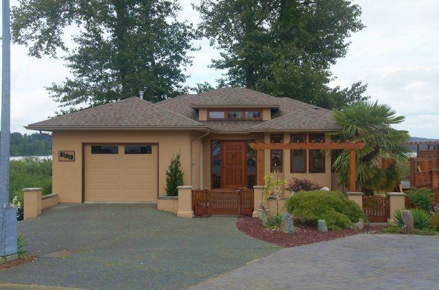 PEACEFUL QUAMICHAN LAKE FRONT HOME IN DUNCAN!