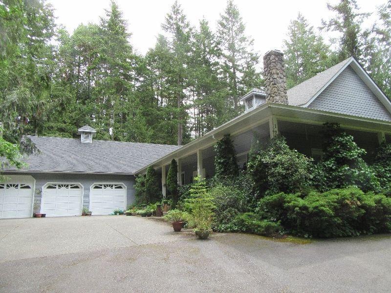 Private Oasis in Shawnigan Lake Village