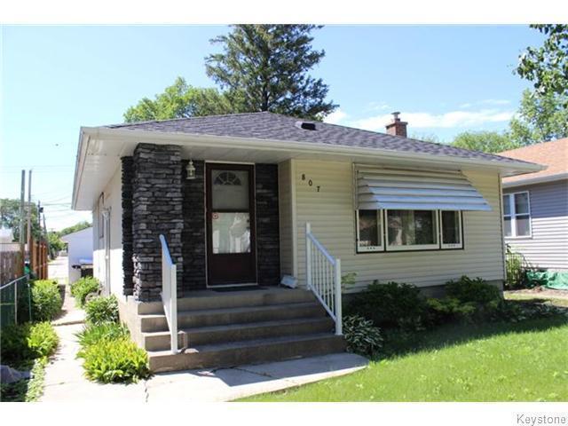 Fantastic Bungalow w/ Tons of upgrades & Garage in Transcona!!