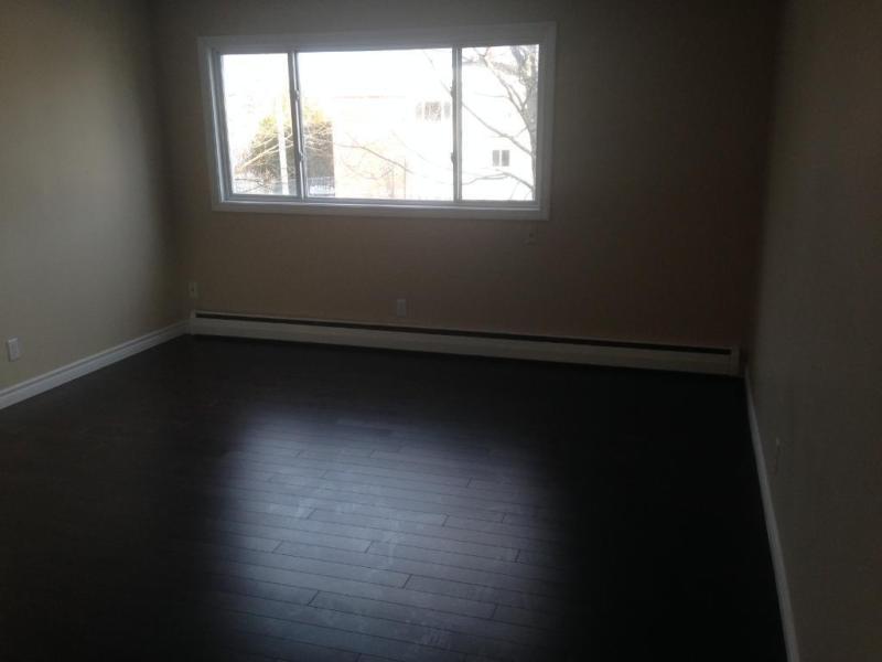 *$250 CASH BACK! ** HEATED! RENOVATED 2 BEDROOM